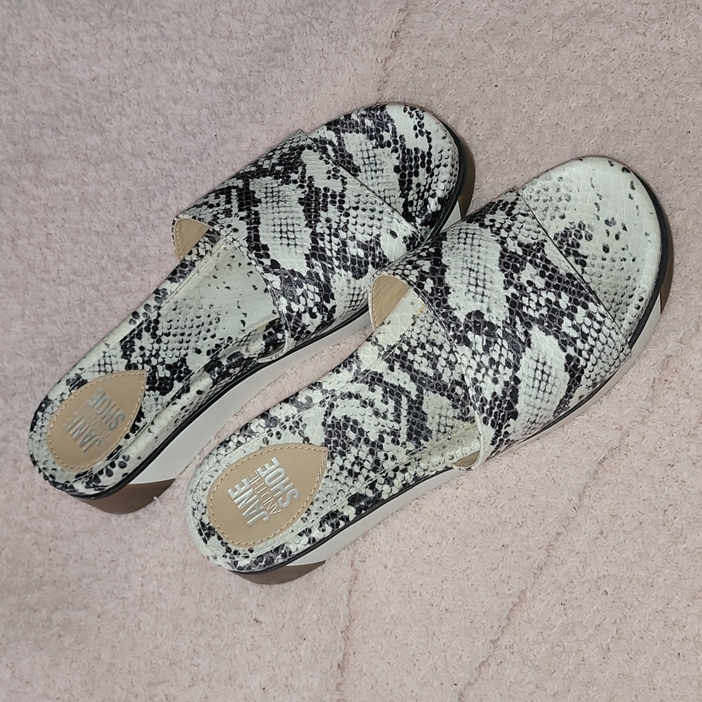 Shoes - Picture 3 of 4